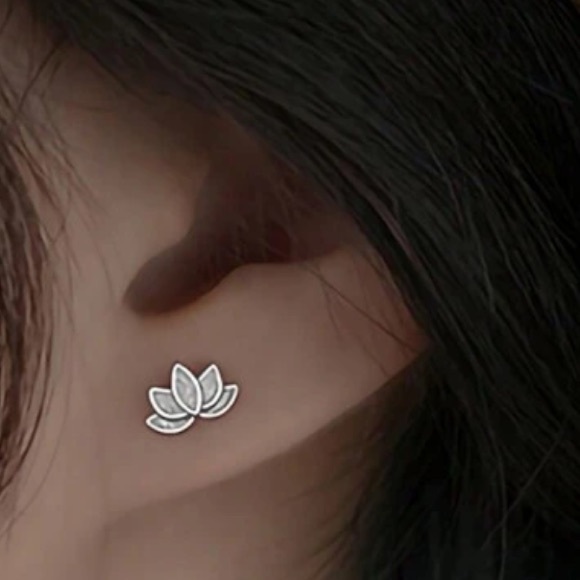 Luxe 925 sterling silver Blossom Studs Earrings - Picture 2 of 8